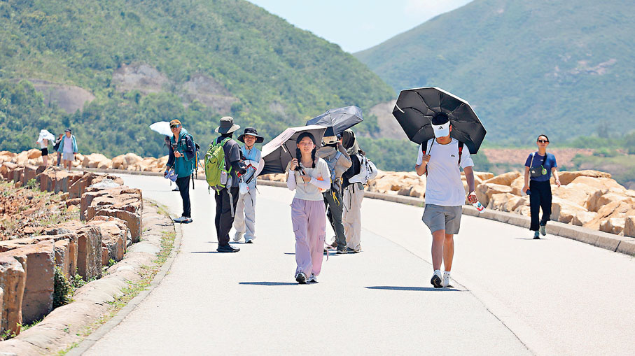 ●東壩景致優美，淡季下仍有不少旅客慕名前來。香港文匯報記者黃艾力  攝