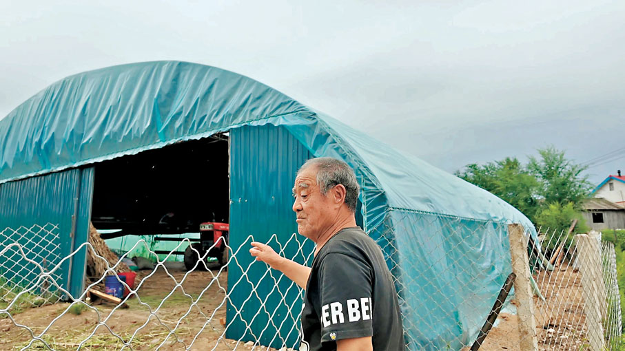 ●西吉祥村七旬老人厲寶富指出當年挖出毒彈位置。香港文匯報記者盧冶 攝