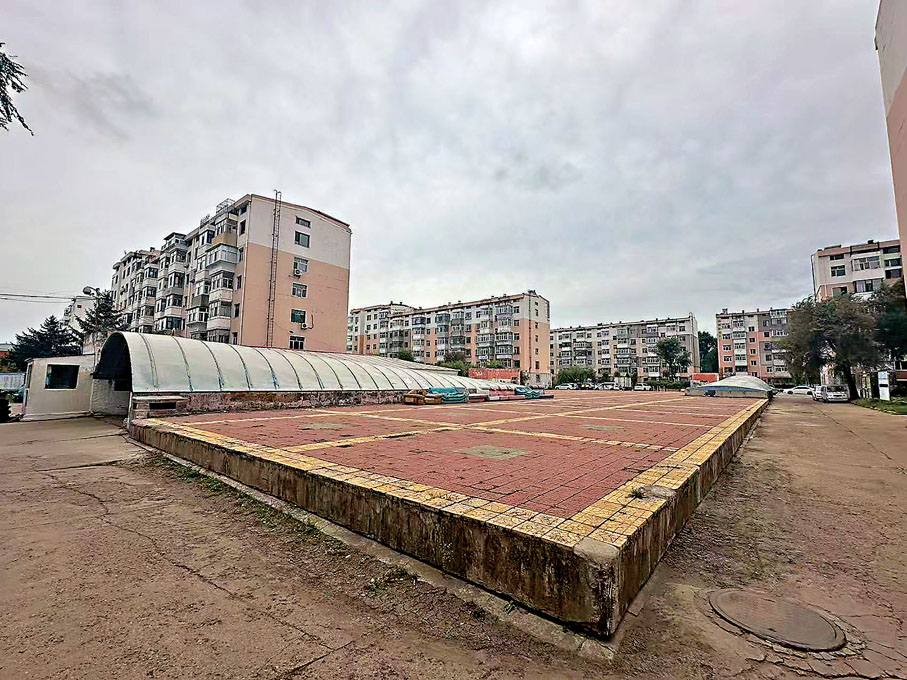 ●齊齊哈爾北疆花園因日遺芥子氣事件導致樓價仍較周邊小區低。圖為曾挖出日遺芥子氣的停車場。香港文匯報記者于海江 攝
