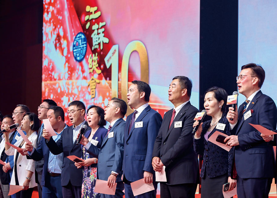 ●就職典禮尾聲，全體嘉賓齊唱《明天會更好》。