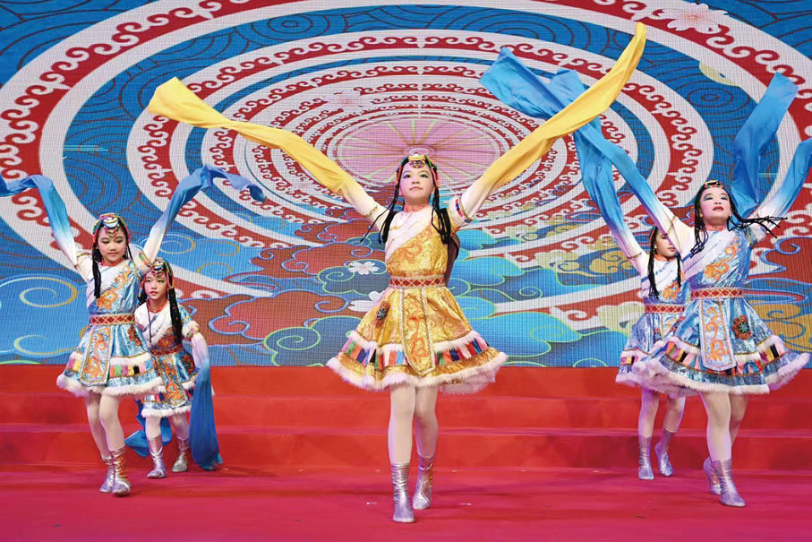 ●香港道教聯合會圓玄學院陳呂重德紀念學校中國舞蹈隊帶來舞蹈表演《小雨點踏踏踏》。