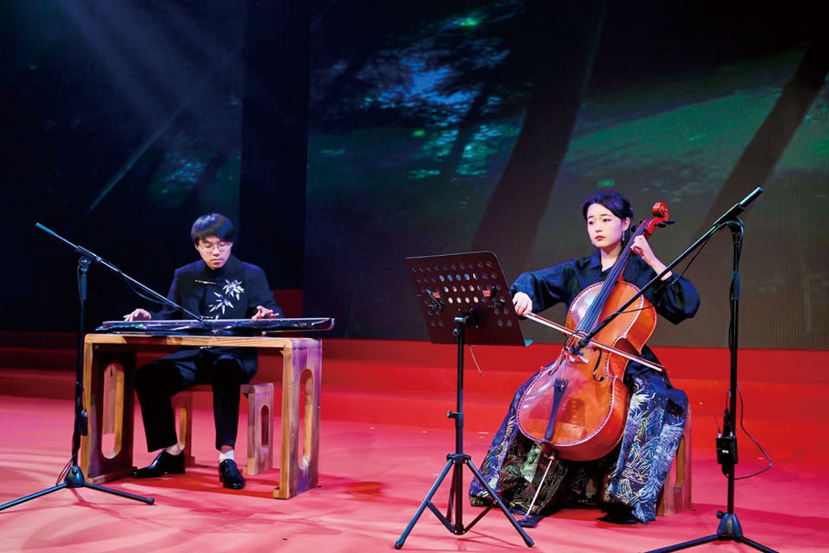 ●翟忻來、王夢琦帶來古琴大提琴二重奏《竹風吟月》。