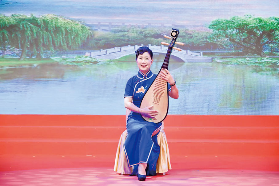 ●戴雲表演評彈《春江花月夜》。