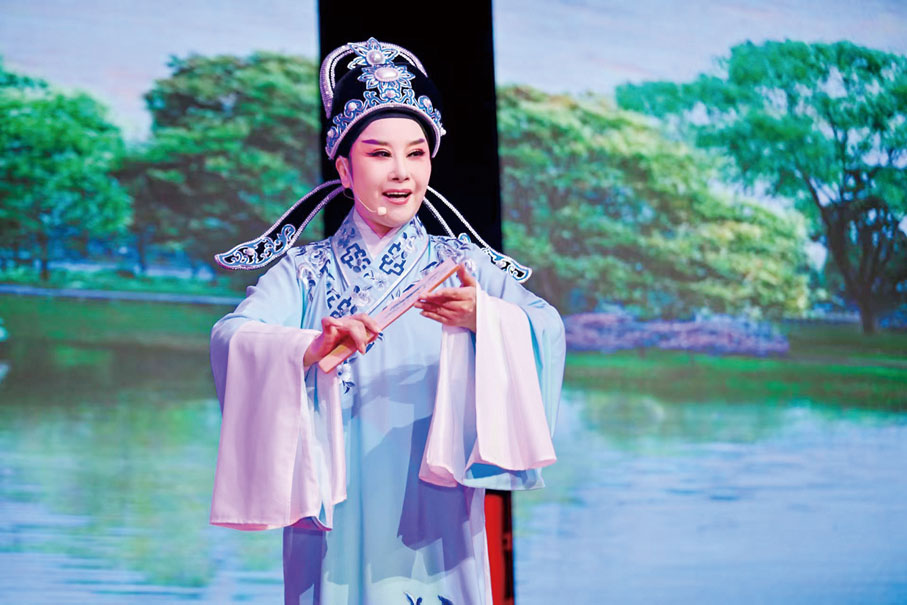 ●殷萍表演越劇《何文秀·桑園訪妻》。