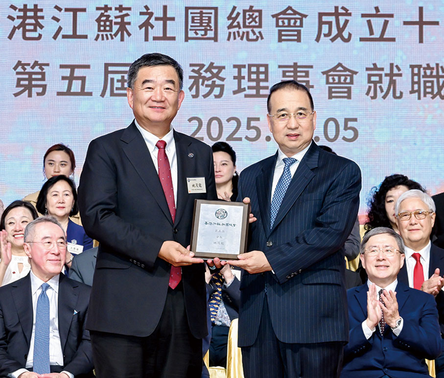 ●劉光源（右）為姚茂龍（左）頒發聘書。