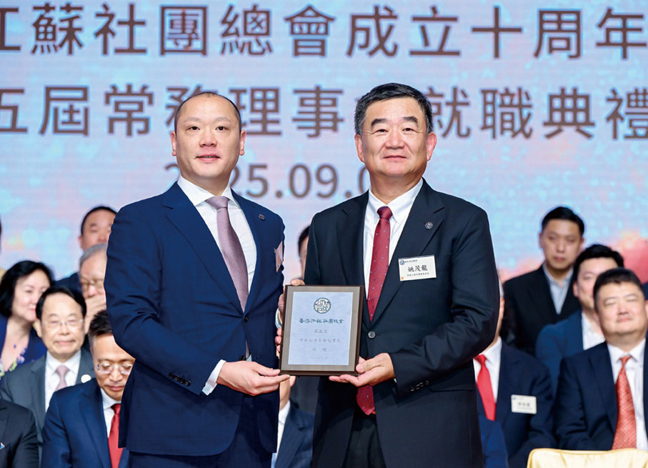 ●姚茂龍（右）為孫曦（左）頒發聘書。