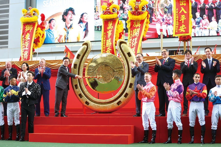 ●2025/26馬季開鑼，香港特區行政長官李家超（後排左四）及馬會主席廖長江（後排右四）敲響銅鑼，標誌着新馬季旗開得勝。圖後排左三為馬會行政總裁應家柏。