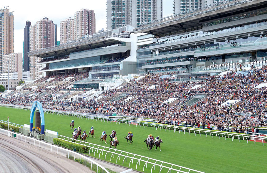 ●馬季開鑼日，風雨無阻市民入場觀賽的熱情。