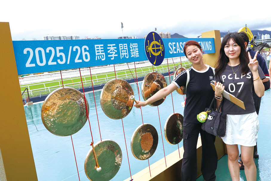 ●沙田馬場內特設寓意好運的銅鑼陣，讓馬迷敲出好運。