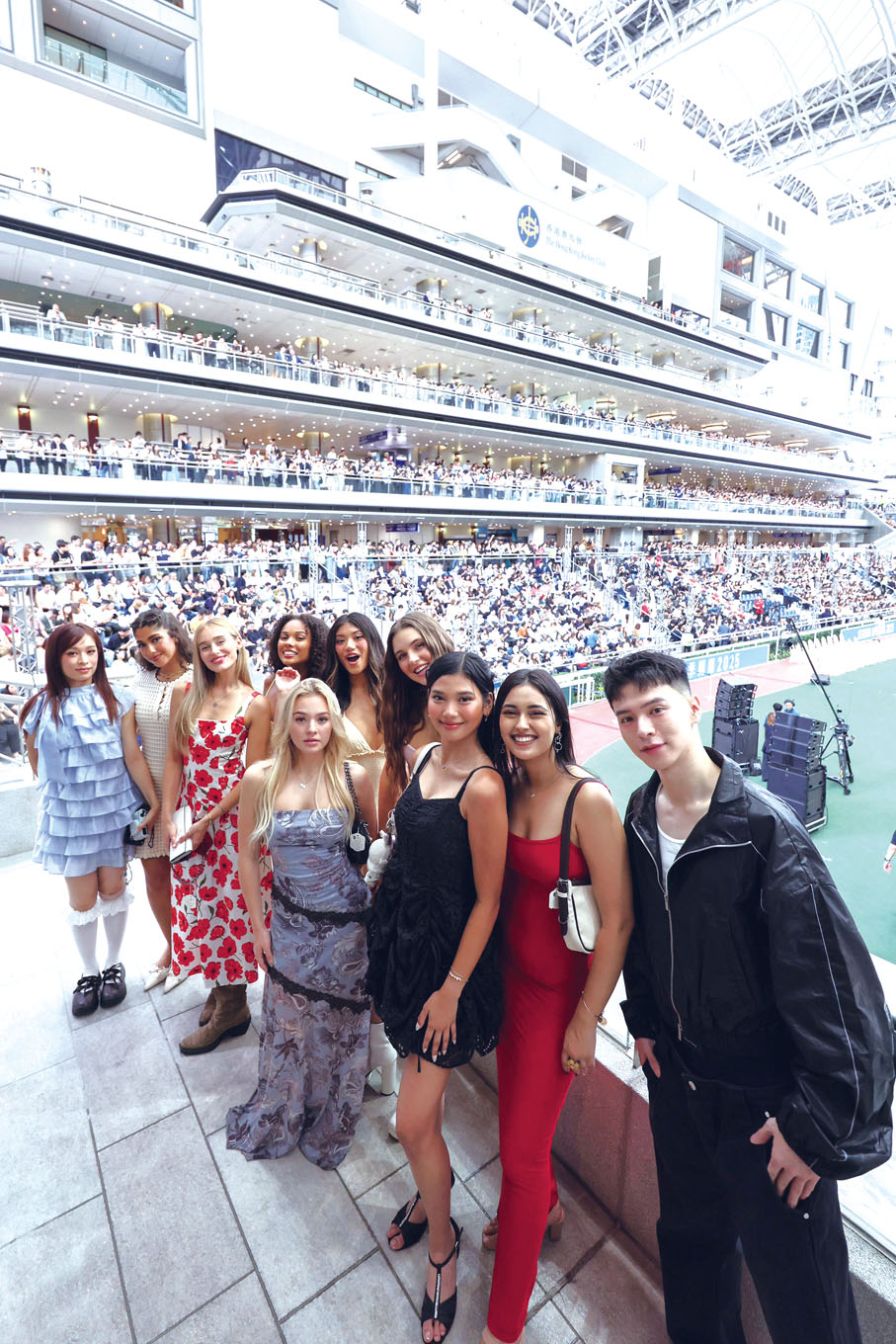 ●XIX Entertainment旗下國際流行音樂組合Now United一眾成員，包括中國香港區新成員曾家瑩（左一）出席馬季開鑼日，現場體驗賽馬氣氛。