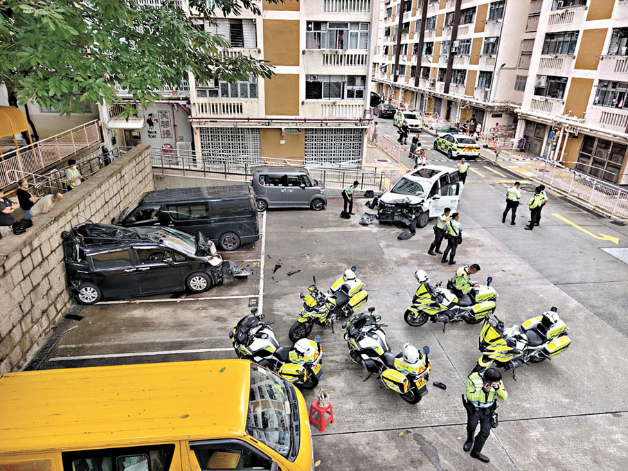 ●白色車身的中電電動車撞向另一輛私家車及一輛客貨車後，車頭毀爛。香港文匯報記者鄧偉明 攝