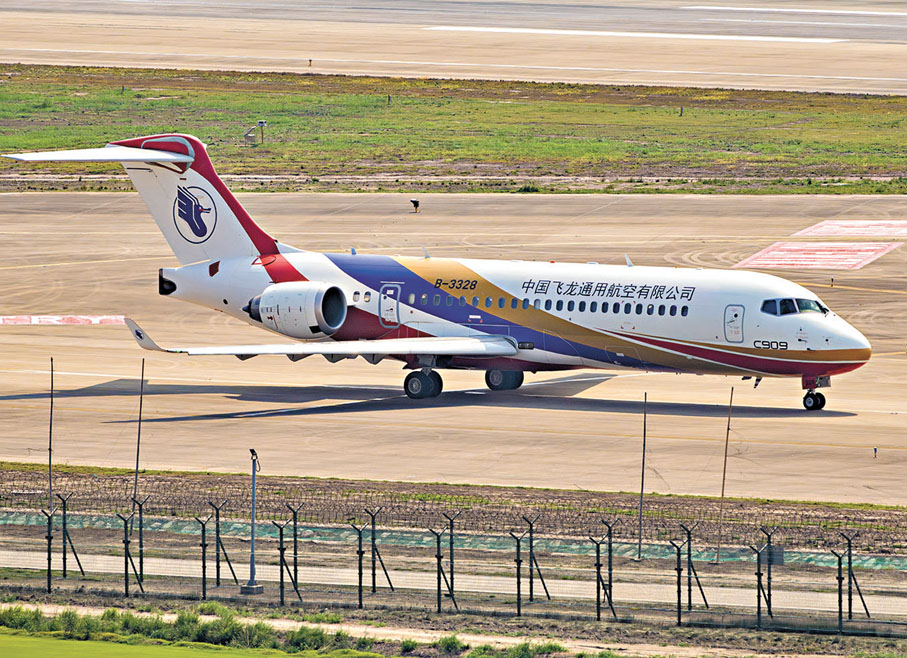 ●首架C909醫療機9日在河南鄭州交付中國飛龍通用航空有限公司。  新華社