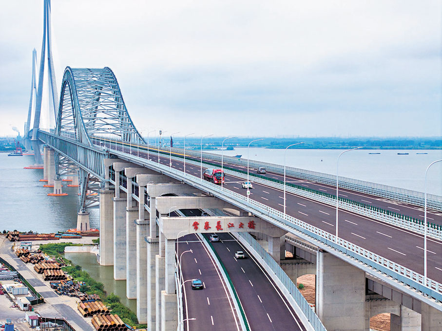 ●常泰長江大橋9日正式通車運營。香港文匯報江蘇傳真