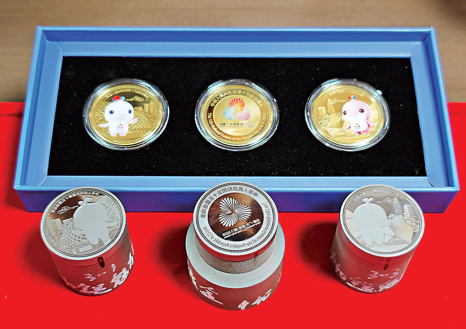 ●三枚裝的「深圳限定」紀念章套裝及其製作模具。  香港文匯報記者李薇 攝