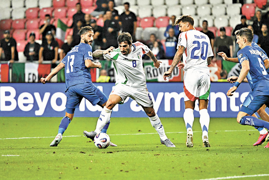 ●辛度東拿尼（左二）射入奠勝入球。法新社