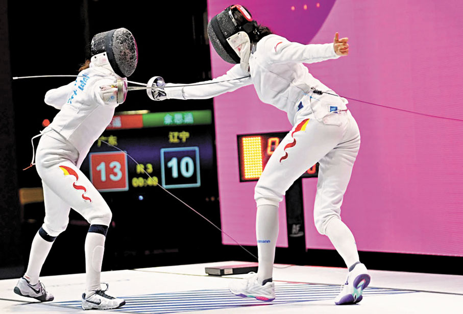 ●吳采遙（左）在決賽中得分。新華網