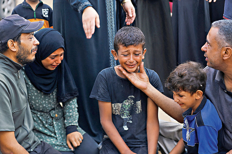 ●加沙城希法醫院外，有家屬悼念遇難者。 路透社