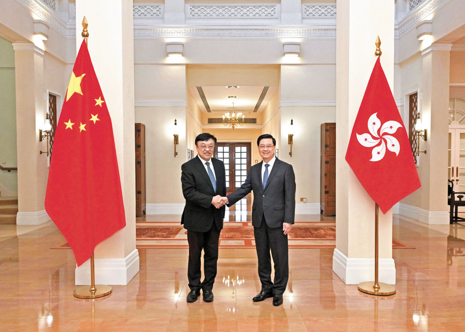 ●行政長官李家超（右）昨在禮賓府與海南省委書記馮飛（左）會面。 政府新聞處