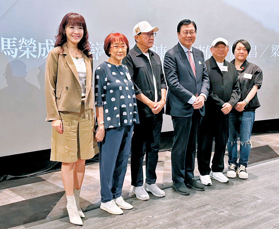 ●眾人齊撐《馬時亨·獅子山精神》。  香港文匯報記者子棠 攝