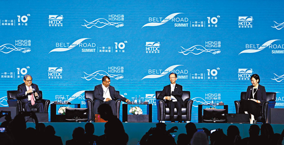 ●左起：馮氏投資主席馮國經、Capital A行政總裁Tony Fernandes、南豐集團董事長梁錦松及中信集團副總經理曾琪在論壇上分享意見。香港文匯報記者萬霜靈  攝