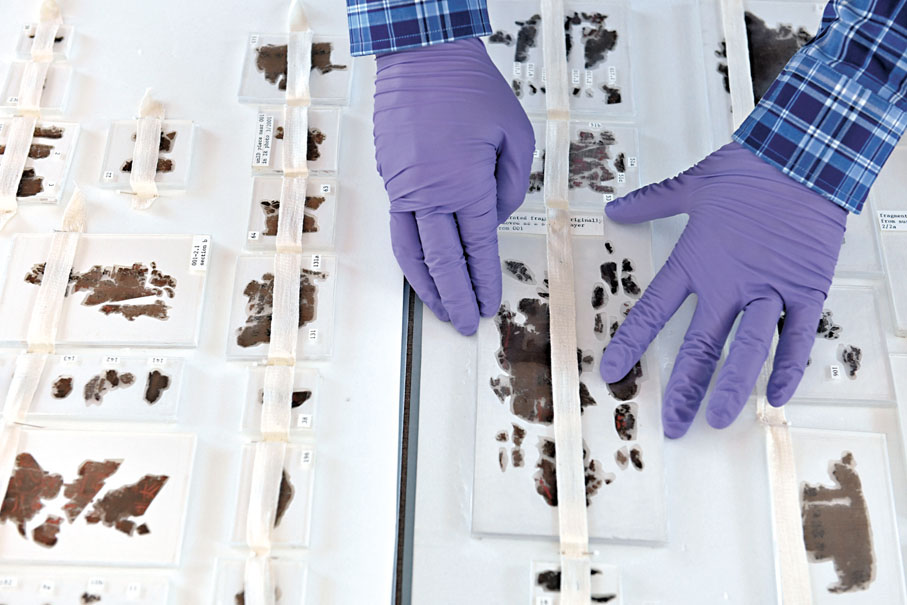 ●今年5月，國家文物局在中國駐美國大使館接收美國史密森尼學會國立亞洲藝術博物館返還的子彈庫帛書《五行令》《攻守占》。 資料圖片