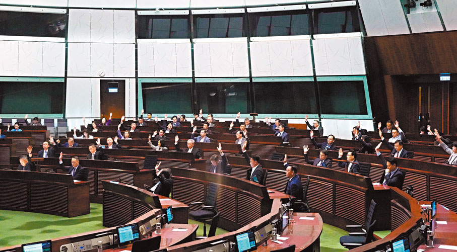 ●圖為議員在《追加撥款條例草案》會議期間投票。香港文匯報記者曾興偉  攝