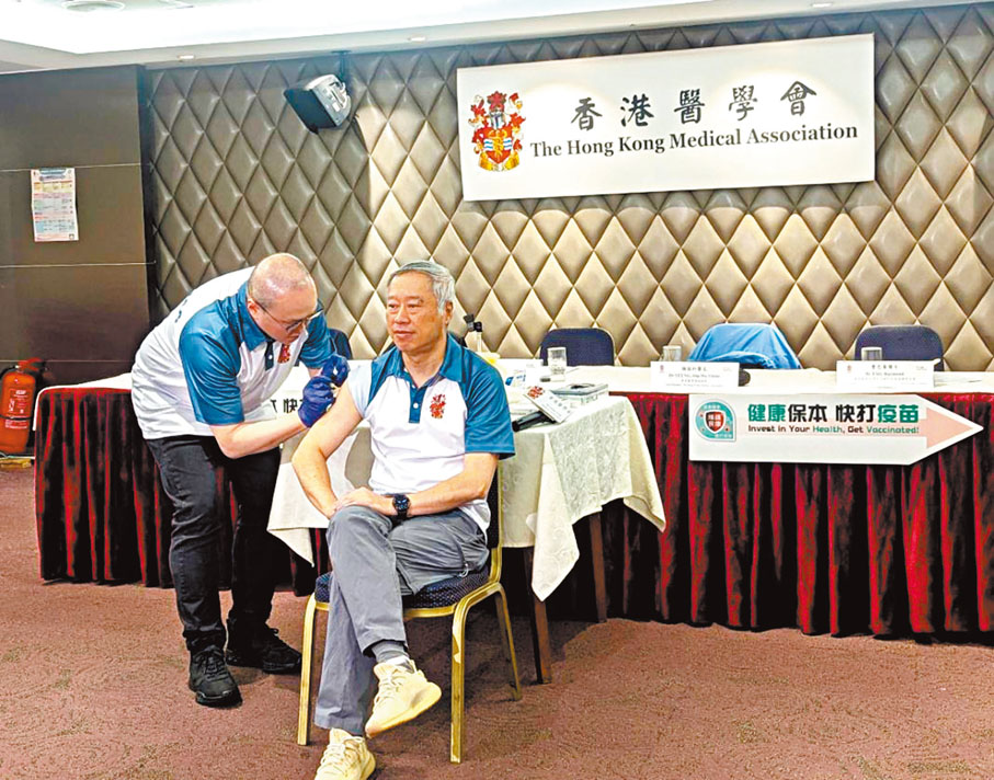 ●會長鄭志文於記者會上親身示範接種流感疫苗。圖片來源：香港醫學會