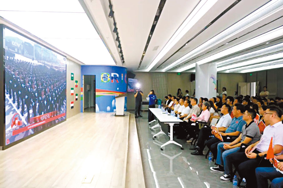 ●9月3日福建廈門台青、台胞150餘人觀看紀念中國人民抗日戰爭暨世界反法西斯戰爭勝利80周年閱兵現場直播。 網上圖片