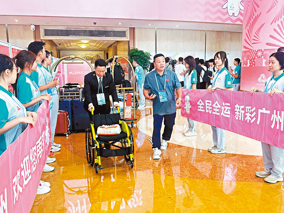 ●酒店保障團隊為參賽人員提供出行協助。香港文匯報記者敖敏輝  攝