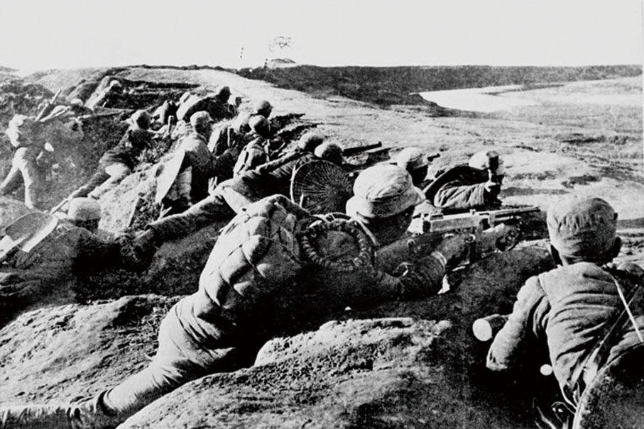 ●新四軍在英勇阻擊日寇。 （新華社）