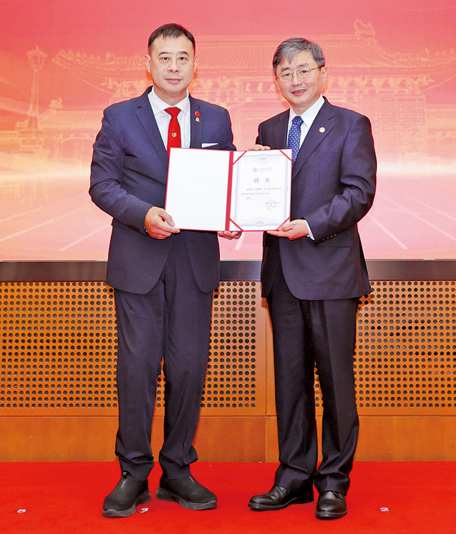 ●2024年11月，上海交通大學校長丁奎嶺，為鄭建好頒發捐贈證書、感謝狀以及上海交通大學教育學院顧問委員會主任聘任證書。