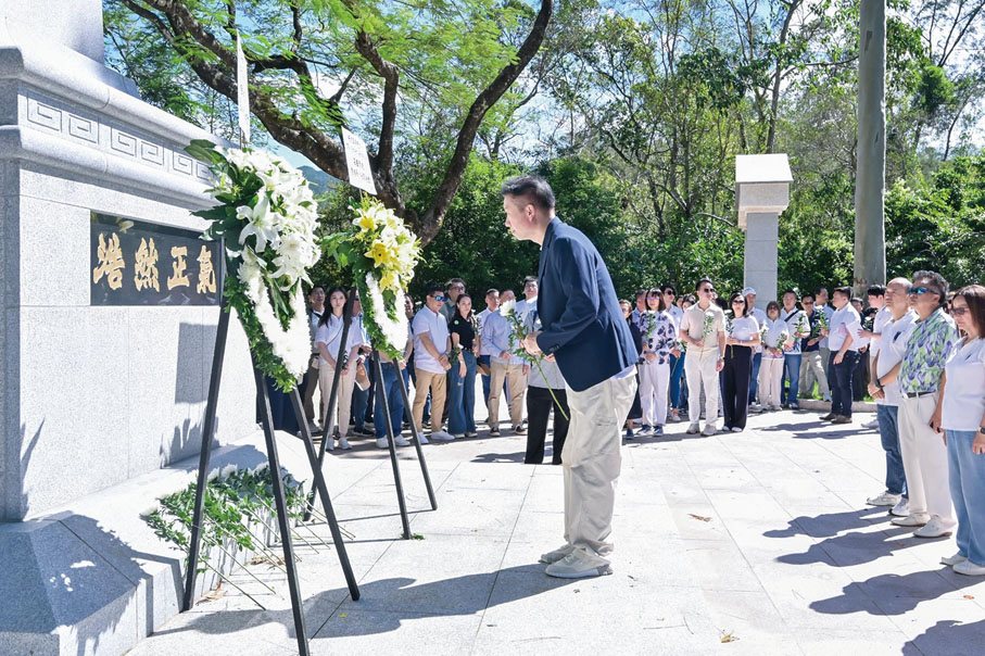 ●2025年8月30日，吳國雄在烏蛟騰抗日英烈紀念碑向烈士獻花致敬。