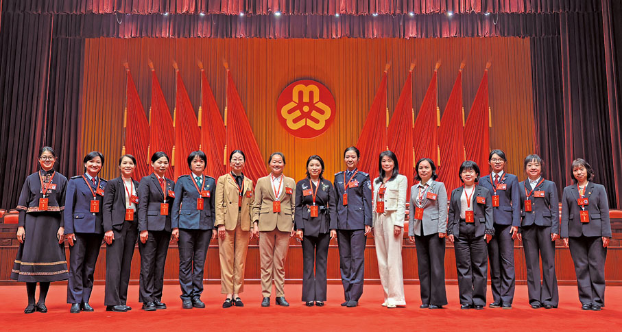 ●2025年2月13-15日，侯旦丹（右六）作為監票人出席廣東省婦女代表大會。