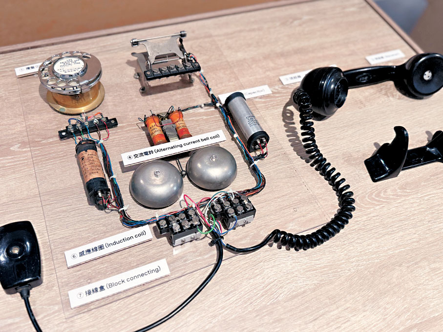 ●現場展示電話的內部零件以及電路。 主辦方供圖