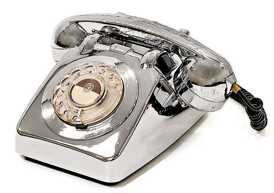 ●1980年代，為慶祝香港電話服務100周年，特別選出少量黑色電話電鍍成金色、白叻色及古銅色。主辦方供圖