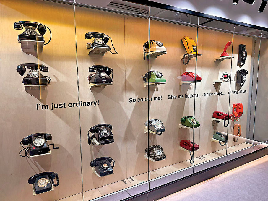 ●展覽入口可見24個電話整齊排布在牆上。