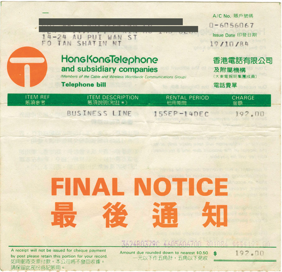 ●欠費通知單，以橙色標誌配綠色橫條。主辦方供圖