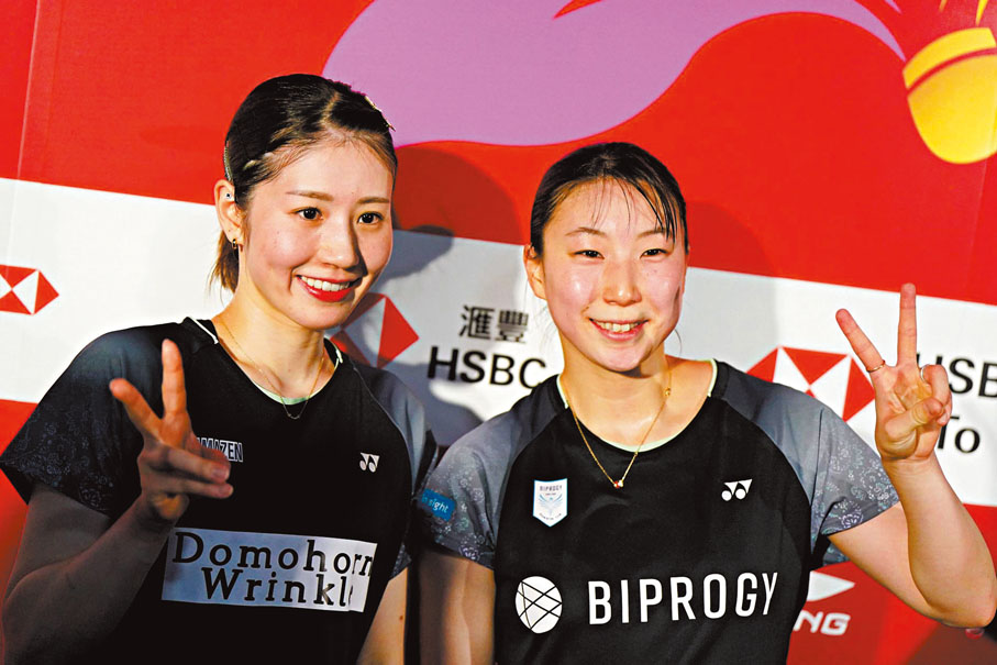 ●羽球女神志田千陽（左）與五十嵐有紗賽後展示勝利手勢，笑容燦爛。