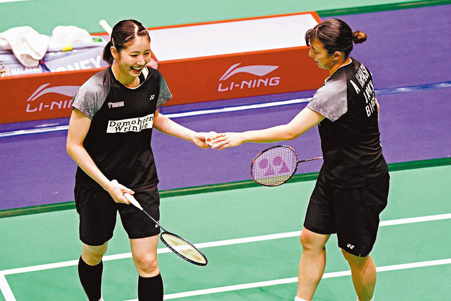 ●志田千陽（左）與新拍檔在比賽中不時互相擊掌打氣。