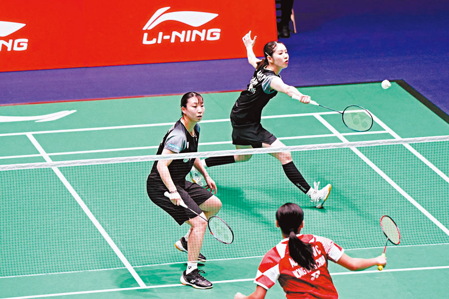 ●志田千陽（右）與新拍檔五十嵐有紗以直落兩盤擊敗港隊組合，晉級次圈。