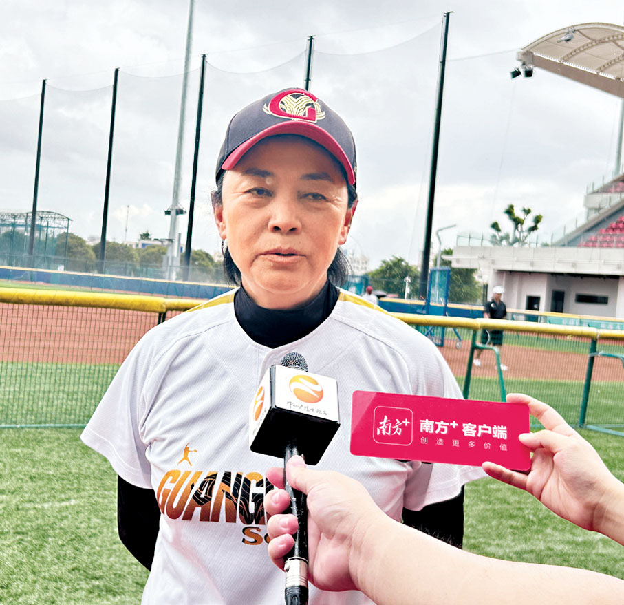 ●廣東壘球隊主教練張衛紅表示，港隊近年積極到大灣區交流。香港文匯報記者敖敏輝  攝