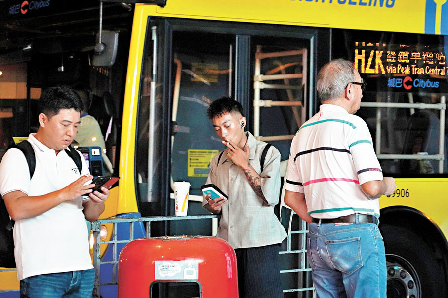 ●立法會通過「控煙新招」，其中包括禁止在輪候公共交通工具時吸煙。 香港文匯報記者曾興偉  攝