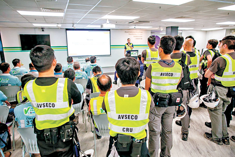 ●警察搜查隊向機場保安及地盤工人講解機場跑道搜查細節。