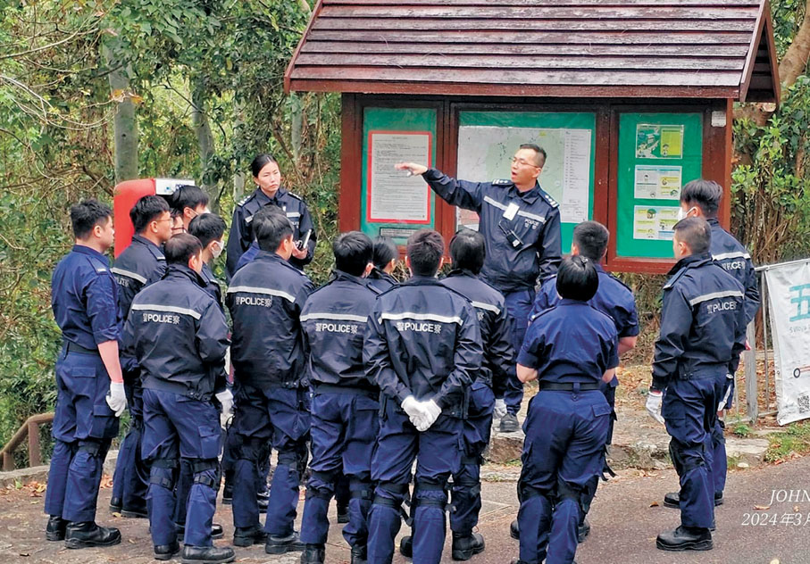 ●警察搜查隊工作包括登山大範圍搜查。