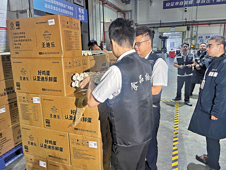 ●工作人員對暫存區的雞蛋進行抽樣送檢。