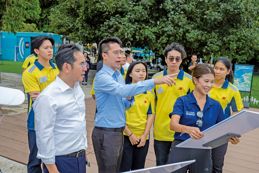 ●新地執行董事郭基煇（左三）向發展局副局長林智文（左二）及學員講解西沙大型綜合項目配合鄰近的GO PARK Aqua水上活動中心，帶來全方位的海岸活動體驗。