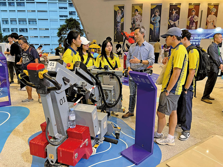 ●學員參觀新輝自主研發預製板安裝機械人，進一步提升他們的專業知識與技能。