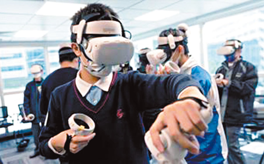 ●學生可通過VR裝置在課堂上「親身」經歷不同場景。 作者供圖