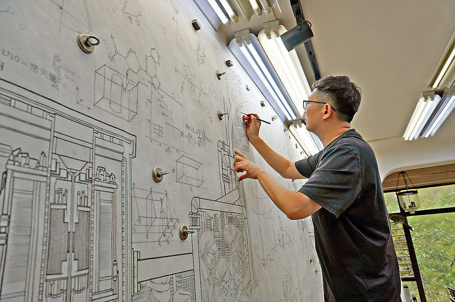 ●范春曉正在創作新作《問鼎蒼穹》。記者趙臣  攝