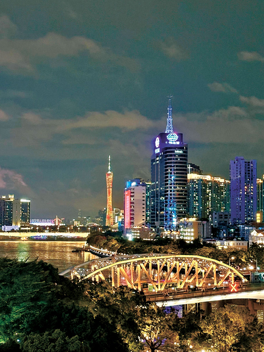 ●少年廣州遊，印象深刻海珠橋。今天重來燈火輝煌襯托背後「小蠻腰」廣州塔，一新一舊相得益彰。 作者供圖